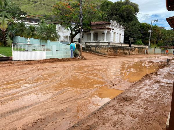 A cabeleireira Oni Calil teve a casa alagada pela enxurrada em Mimoso do Sul por Thales Rodrigues