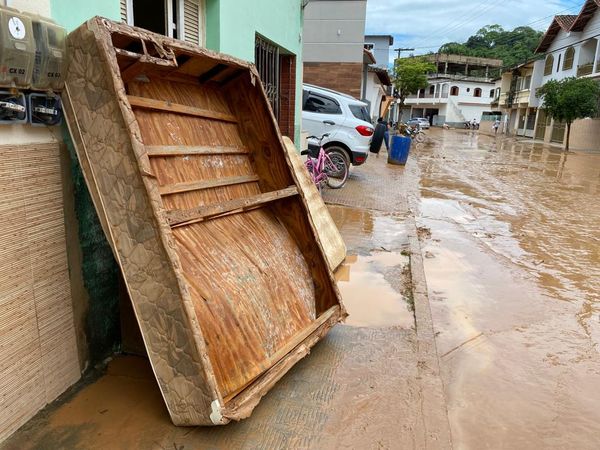 A cabeleireira Oni Calil teve a casa alagada pela enxurrada em Mimoso do Sul por Thales Rodrigues