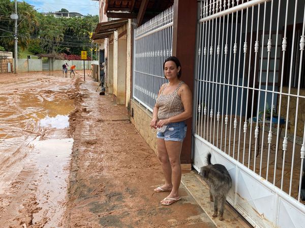 A cabeleireira Oni Calil teve a casa alagada pela enxurrada em Mimoso do Sul por Thales Rodrigues