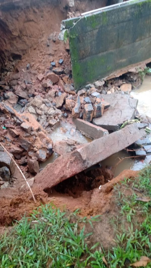 Chuva causa estragos em ponte em Alfredo Chaves por Defesa Civil