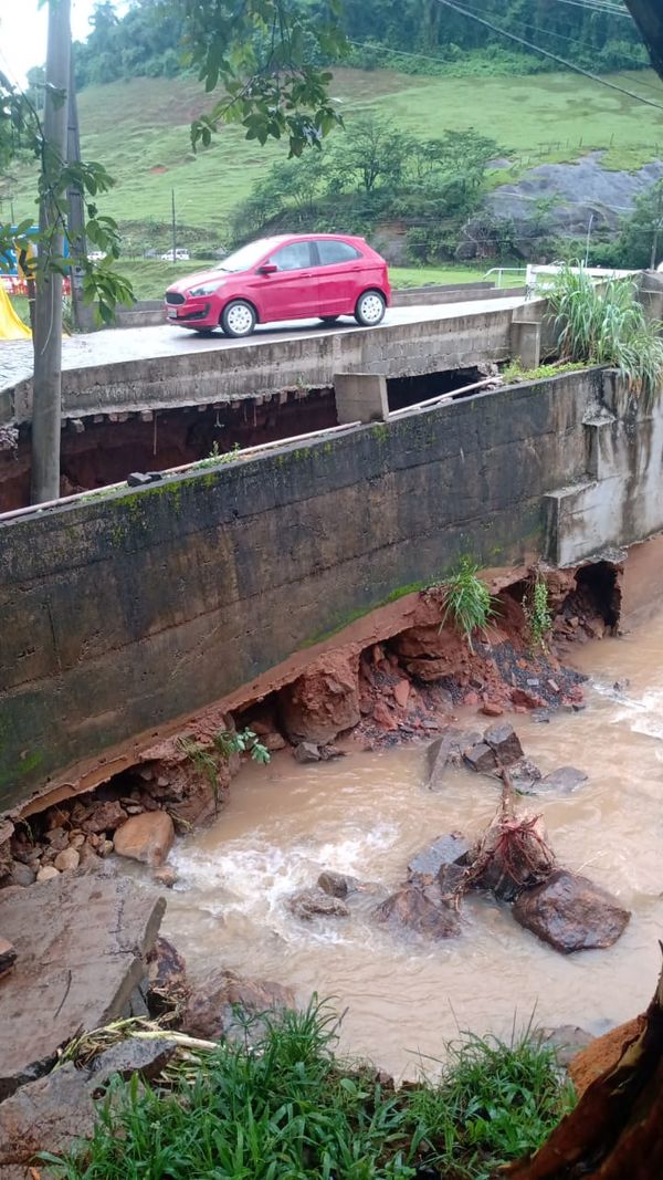 Chuva causa estragos em ponte em Alfredo Chaves por Defesa Civil
