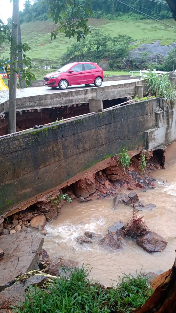 Chuva causa estragos em ponte em Alfredo Chaves