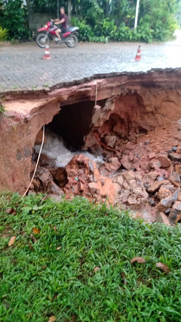 Chuva causa estragos em ponte em Alfredo Chaves por Defesa Civil