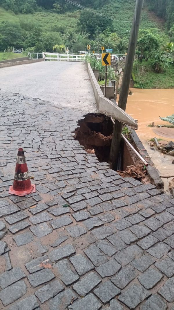 Chuva causa estragos em ponte em Alfredo Chaves por Defesa Civil