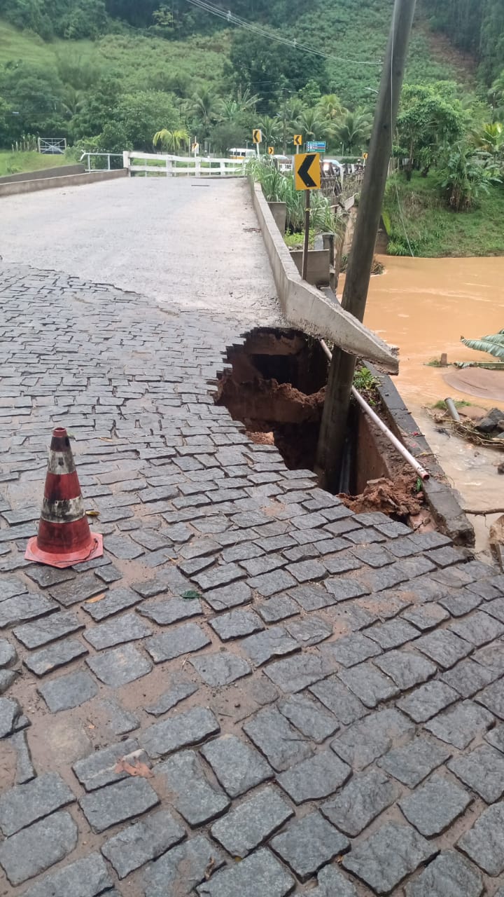 Chuva causa estragos em ponte em Alfredo Chaves