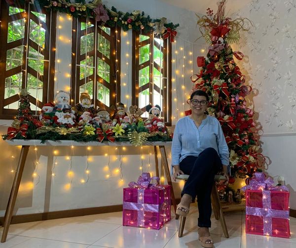 Astrid está sentada perto da sua decoração de Natal