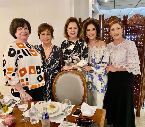 Teresa Bedran, a aniversariante Alzira Torres, Gracinha Sarkis, Leticia Pernambuco e Mary Helal