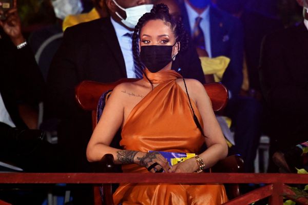 A cantora Rihanna negou os boatos de gravidez