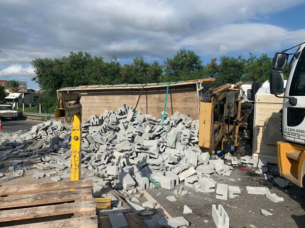 Caminhão tomba na Rodovia Leste-Oeste, em Cariacica por Naiara Arpini/ A Gazeta 