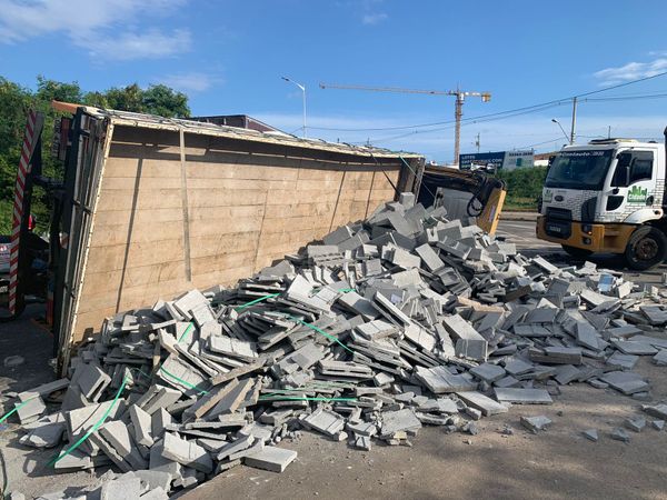 Caminhão tomba na Rodovia Leste-Oeste, em Cariacica por Naiara Arpini/ A Gazeta 