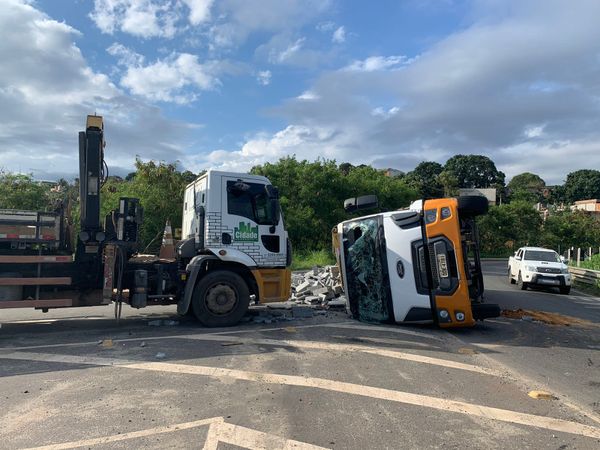 Caminhão tomba na Rodovia Leste-Oeste, em Cariacica por Naiara Arpini/ A Gazeta 
