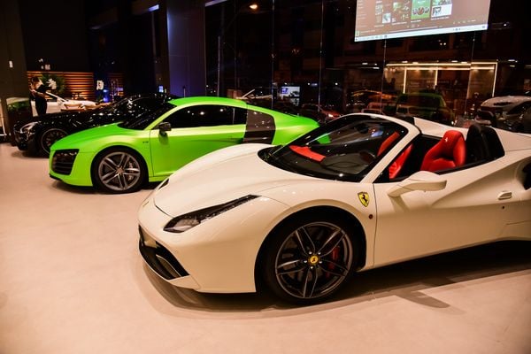 Em exposição no Salão Concept, Ferrari 488 Spider, Audi R8 V10 e Mercedes-benz AMG GTS.