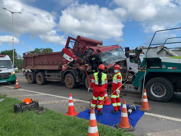 Equipes da Eco101 atuam na remoção de veículos após acidente na Rodovia do Contorno por Naiara Arpini/ A Gazeta