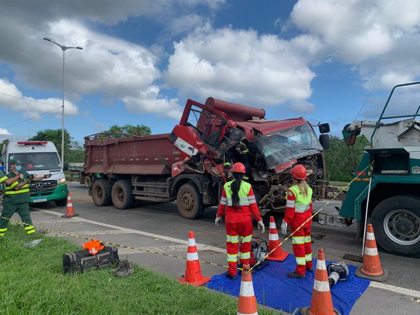 Equipes da Eco101 atuam na remoção de veículos após acidente na Rodovia do Contorno por Naiara Arpini/ A Gazeta