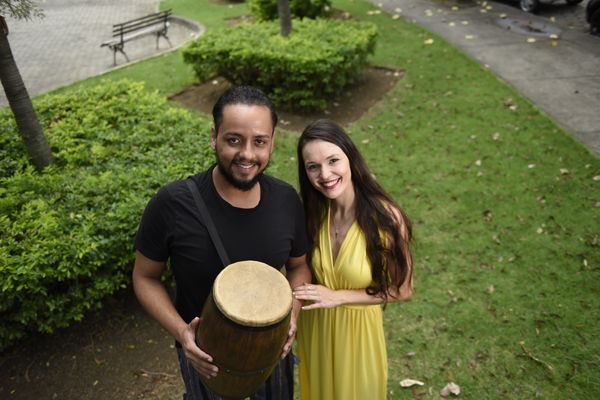 Léo de Paula e Ekaterina Bessmertnova, casal de músicos e sambistas entrevistados sobre o DIa do Samba