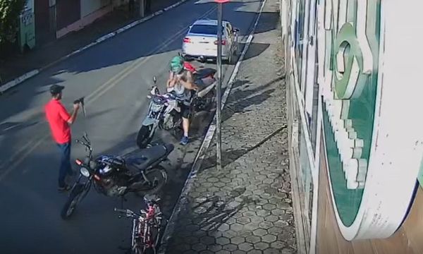Momento em que assaltante rouba moto