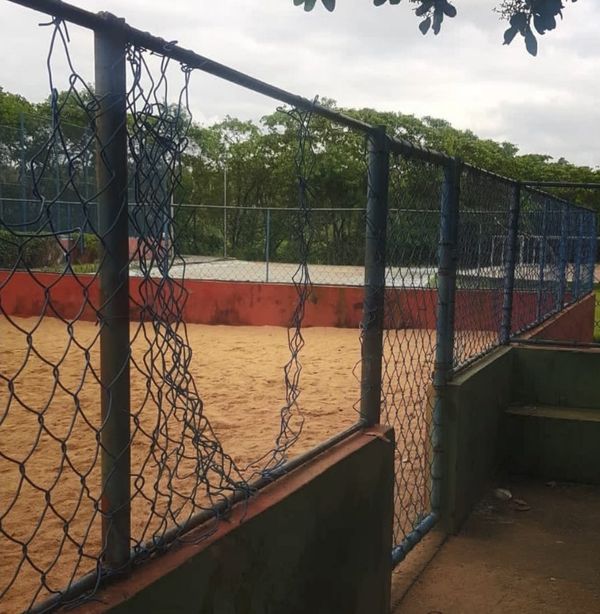 Alambrado danificado há muito tempo mostra abandono em parque de Vitória

