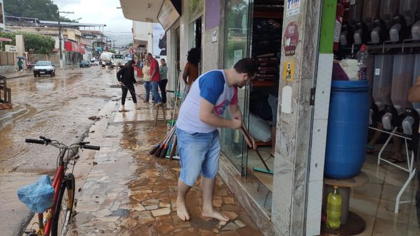 Chuva alaga centro de Jerônimo Monteiro 