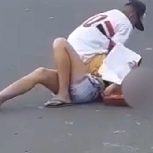 Homem não aceitava término de relacionamento de três anos. Agressão aconteceu à luz do dia, enquanto pessoas passavam pelo local, mas ninguém tentou ajudar a vítima
