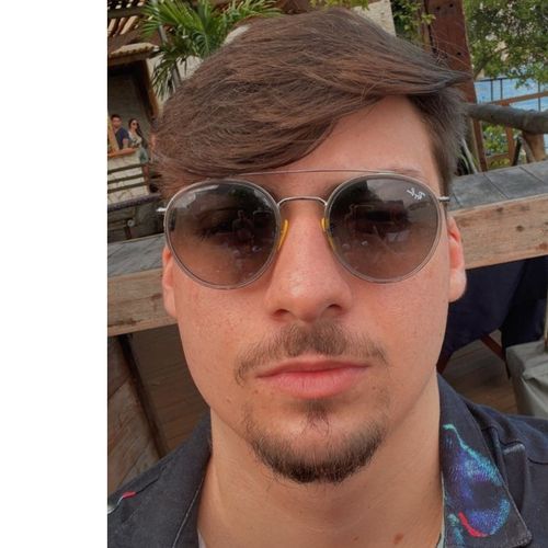 Filho número 04 de Jair Bolsonaro compartilhou nas redes sociais vídeos e fotos em Vitória, com direito a show privado em apartamento na orla de Camburi