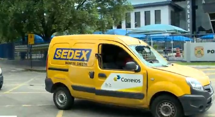 Moradora disse à TV Gazeta que entregador foi rendido por cinco criminosos no alto do Morro de São Benedito; o veículo foi depredado e levado pelos bandidos