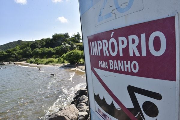 Banhistas ignoram aviso e se refrescam em praias impróprias para banho em Vitória