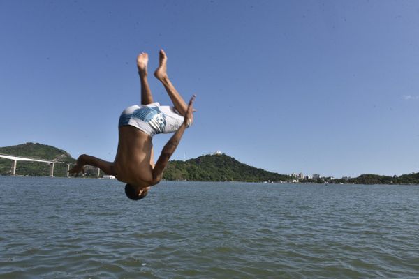 Banhistas ignoram aviso e se refrescam em praias impróprias para banho em Vitória por Ricardo Medeiros 
