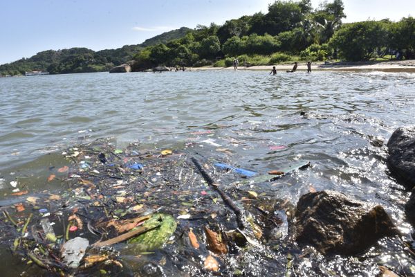 Banhistas ignoram aviso e se refrescam em praias impróprias para banho em Vitória por Ricardo Medeiros 