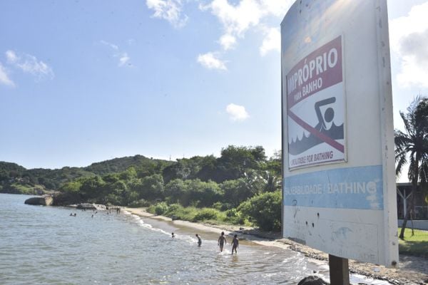 Banhistas ignoram aviso e se refrescam em praias impróprias para banho em Vitória