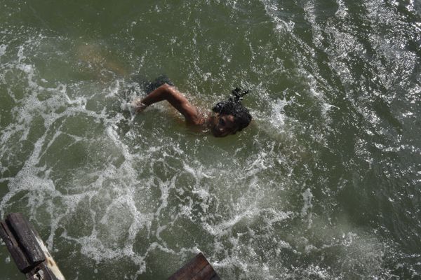 Banhistas ignoram aviso e se refrescam em praias impróprias para banho em Vitória por Ricardo Medeiros 