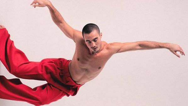 É com o peitoral branco à mostra e o quadril rebolando em uma calça pantalona vermelha que Tiago Iorc surge no videoclipe de "Masculinidade", lançado há pouco