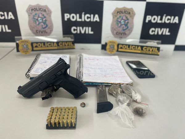 Arma, munições e drogas foram apreendidos com suspeito de chefiar tráfico de drogas em bairro de Cariacica 