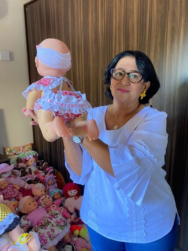 Costureira capixaba restaura bonecas e doa para crianças no Natal por Fernanda Monteiro Alves Taufner