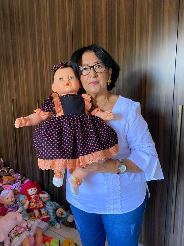 Costureira capixaba restaura bonecas e doa para crianças no Natal por Fernanda Monteiro Alves Taufner