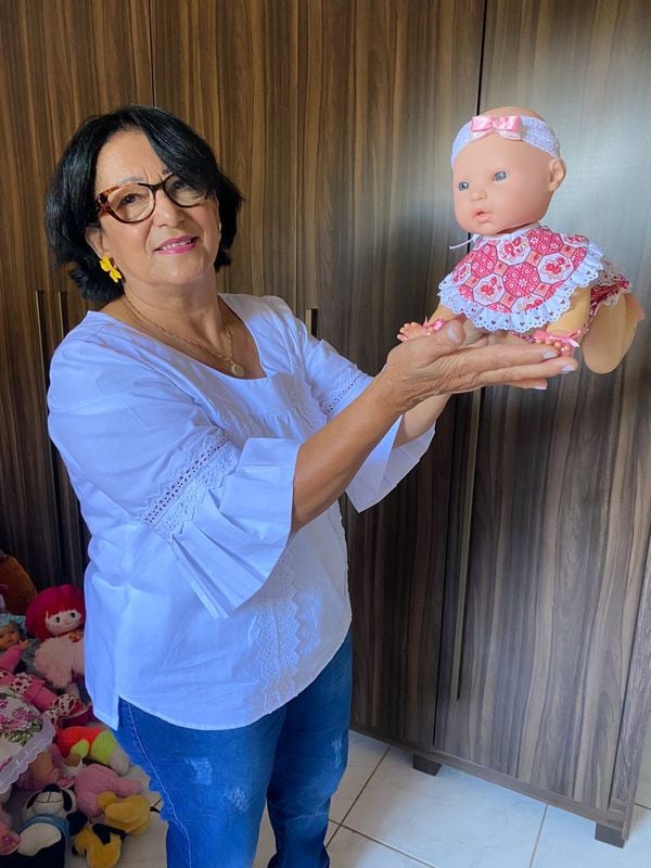 Costureira capixaba restaura bonecas e doa para crianças no Natal por Fernanda Monteiro Alves Taufner