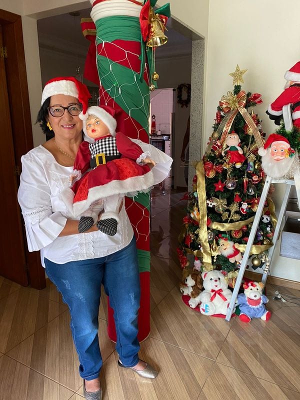 Costureira capixaba restaura bonecas e doa para crianças no Natal por Fernanda Monteiro Alves Taufner