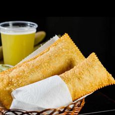 A lanchonete Pastelão do Pacotinho ficou famosa no bairro por seus pastéis de feira com recheio farto em massa crocante e sequinha