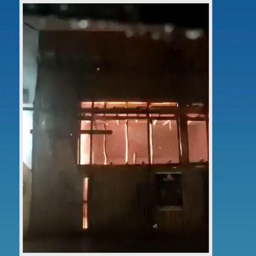 Chuva, barulhos e luz piscando. A cena foi registrada na noite desta segunda-feira (6) em uma obra da cidade e o Corpo de Bombeiros foi acionado