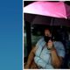 Mulher abre guarda-chuva dentro de ônibus para se proteger da chuva em São Mateus