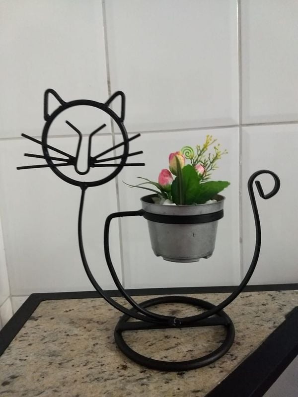 Amamos esse gatinho de ferro maciço que serve de suporte para vasinhos de flores. São vários modelos, para construir um verdadeiro jardim de floes e gatos