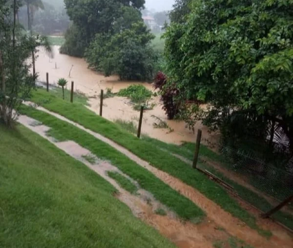 Chuva causa alagamentos na zona rural de Santa Maria de Jetibá. Crédito: Leitor de A Gazeta