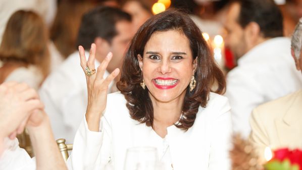 Narcisa Tamborindeguy, 57, usou um megafone na janela para chamar Madonna, que está no Copacabana Palace, no Rio.