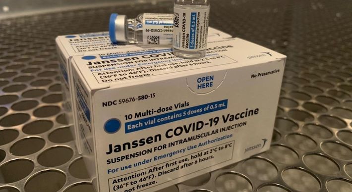 Vacinas Pfizer, AstraZeneca e CoronaVac já têm registros definitivos