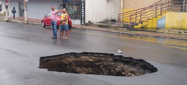 Buraco no meio de avenida de São Mateus