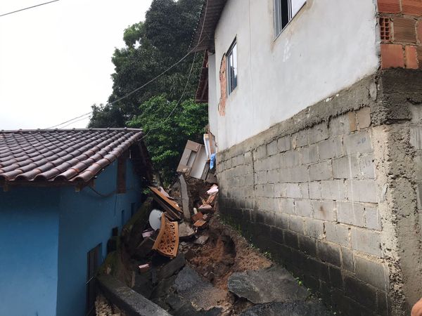 Parte de casa que desabou em São Mateus