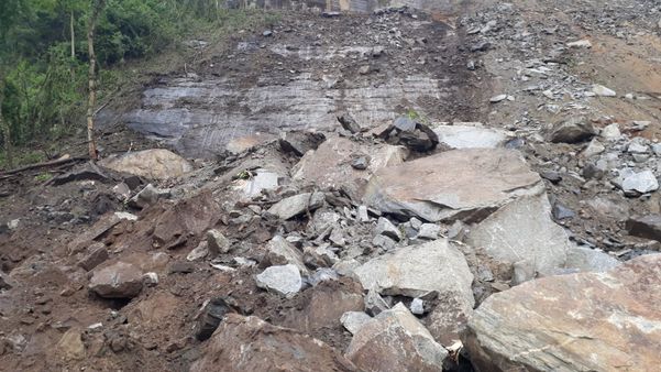 O local foi interditado após o deslizamento da rocha em uma propriedade agrícola de Venda Nova do Imigrante por José Ivair Debortolli