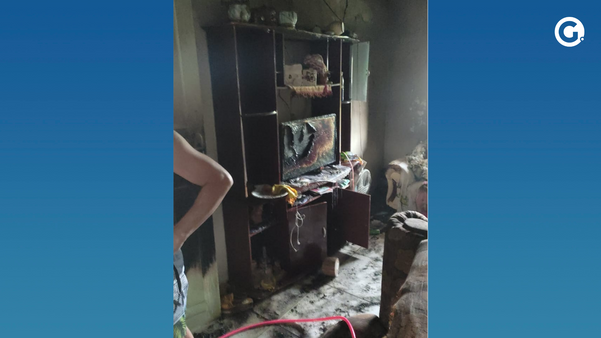 Sala de casa após incêndio em Nova Venécia
