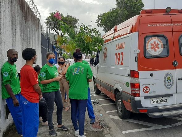 Corpo de Bombeiros e Samu prestaram socorro a funcionários da Recicla Capixaba, em Vitória por Carlos Alberto Silva