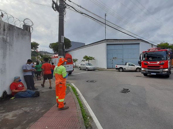 Corpo de Bombeiros e Samu prestaram socorro a funcionários da Recicla Capixaba, em Vitória por Carlos Alberto Silva