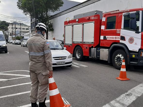 Corpo de Bombeiros esteve no local para socorrer os funcionários da Recicla Capixaba por Carlos Alberto Silva